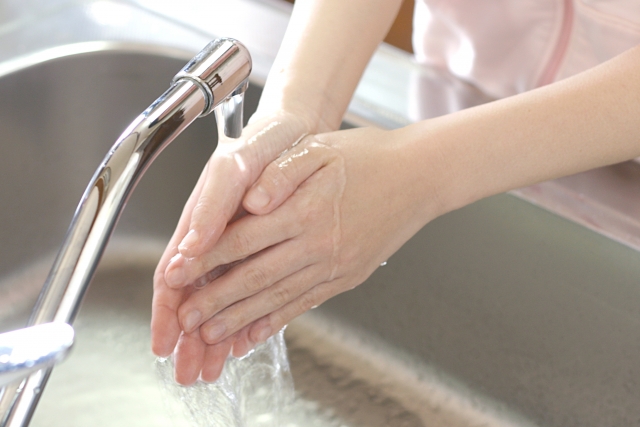 おにぎりを作る時に食中毒予防のために手を洗う